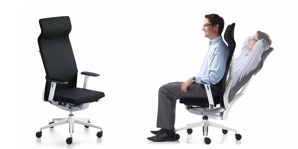 prikaz gibanja naslona ergonomske uredske stolice Crossline s crnim tapeciranim visokim naslonom